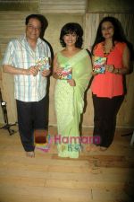 Divya Dutta, Anup Jalota at the launch of Lailtya Munshaw_s CD on Holi in  Mhada on 18th March 2011 (8).JPG